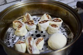 放在蒸锅进行二次发酵20分钟