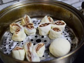 放在蒸锅进行二次发酵20分钟