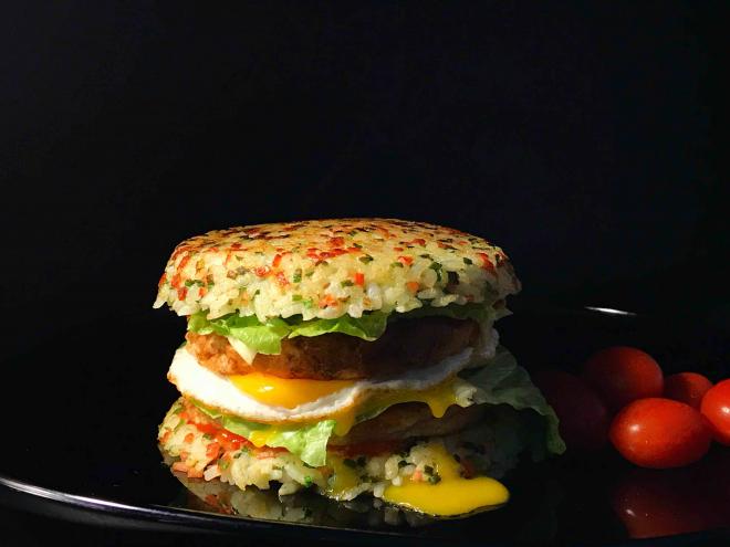 双层鸡肉米饭堡