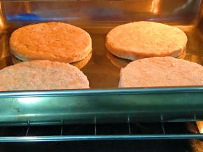 放烤盘里入烤箱里烘烤（也可以煎或者炸，烤的油相当少，会更健康一点）