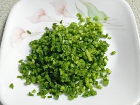韭菜切成细细的末。