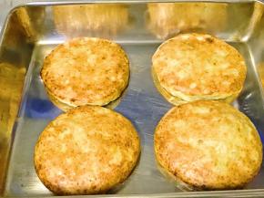 烤到表皮金黄，取出备用。