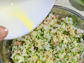 打一粒蛋，打散，倒在米饭里拌匀。