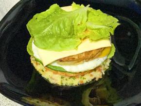 铺上芝士片，再加一片生菜。