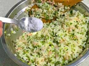 加入半小匙盐，充分拌匀备用。