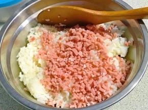 火腿的倒在米饭里。
