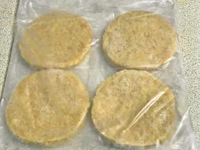 超市里买来的汉堡鸡肉饼。