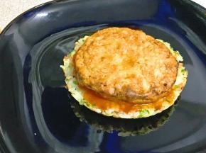 加上一块鸡肉饼。