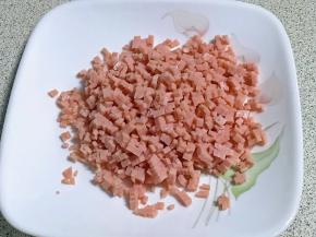 火腿切成细细的小丁。