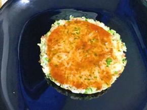 再反过来扣在另外一个盘子里，涂上辣椒酱。