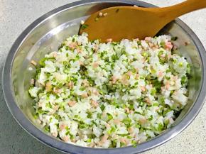 韭菜末也倒在米饭里，和米饭、火腿丁一起拌匀。