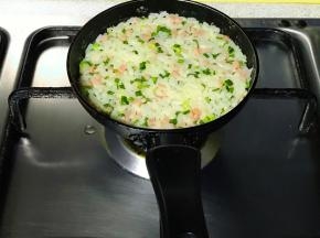 小锅，小火，盛入米饭，用汤匙按实，煎，再按实，继续煎，直到底部结巴。
