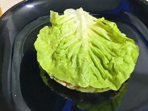 铺上一片生菜叶。