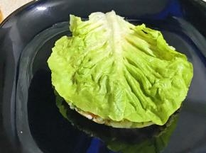 铺上一片生菜叶。
