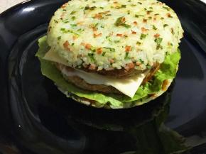 盖上另一层米饭饼。