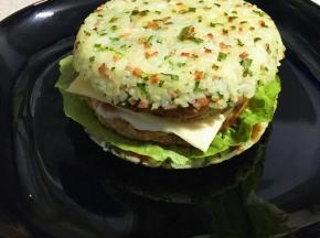 盖上另一层米饭饼。