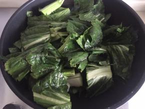 锅里烧热，放入油。然后放入菜煸炒