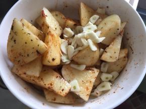 最后加入蒜片，（不喜可不加，但其实蒜加热以后气味不再是刺鼻，口感丰富些）