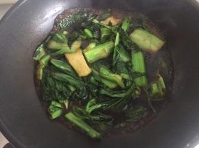 加入适量水，盖过菜面即可。加盖中火焖煮。