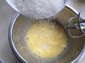 细砂糖分三次加入蛋液里，全蛋打发
