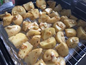 烤箱预热200度，这时候可以将薯角放上烤网上