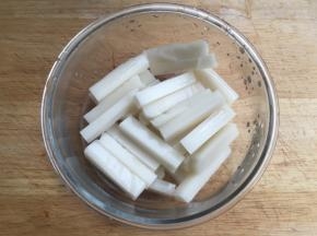 期间切年糕条（有火锅年糕就直接用了）