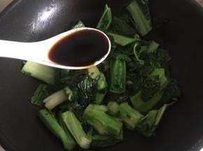 煸出水分后加入1勺生抽