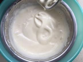 打发到画8字不消，再低速打发1分钟消去大泡