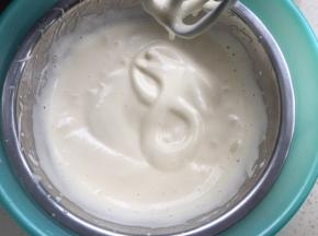 打发到画8字不消，再低速打发1分钟消去大泡