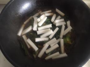 等中火焖煮十分钟后铺上年糕，改小火继续焖煮