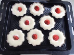 把蛋糕液注入模具，草莓放正中