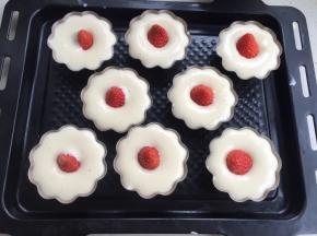 把蛋糕液注入模具，草莓放正中