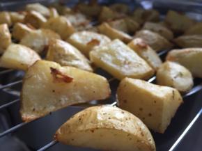 如果不喜欢加入西式佐料，可只加盐和橄榄油，烤好后的薯角表面撒上孜然粉也是别样风味