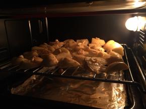 预热好烤箱，将薯角送入烤箱，200度烤制25-30分钟，（烤网下可放一个铺了锡纸的烤盘，烤盘事后好清洗）