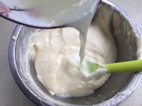 再加入油和牛奶拌匀