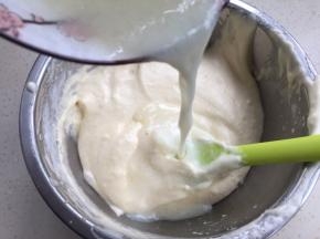 再加入油和牛奶拌匀