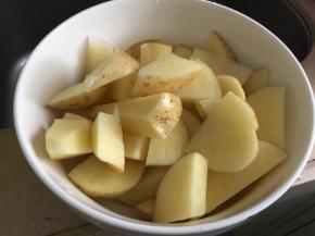 土豆洗净，因为薯角制作都是不去皮的，所以已经要将土豆表面的泥土刷干净，滚刀切块，用清水冲洗掉淀粉沥干水分备用