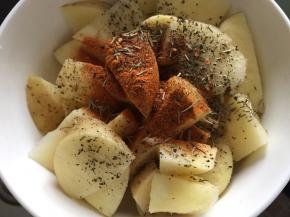 再加入橄榄油搅拌，（如没有橄榄油用玉米油或者色拉油代替，无色无味植物油最好）