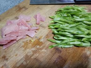 豆角斜切段，肉切成窄肉片