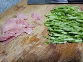 豆角斜切段，肉切成窄肉片
