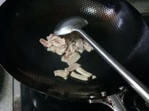 热锅下油，放入肉片翻炒至断生，盛出备用