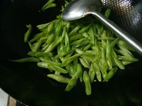 锅里再重新放点油，下豆角翻炒均匀