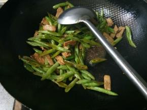 放入肉片，加一勺生抽，半勺老抽，适量盐翻炒均匀，淋入小半碗水以防糊锅。