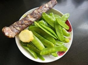 准备食材，洗净，荷兰豆要去两头并去筋。