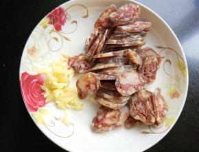 腊肠切片，生姜切丁。