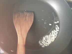 锅内放油，放生姜。