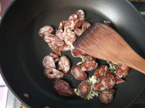 放腊肠，一定要用小火。