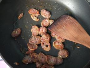 腊肠炒熟后盛出。