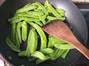 放荷兰豆翻炒。