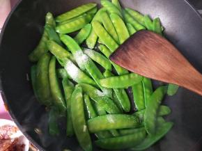 放盐，锅内放一点清水，翻炒。